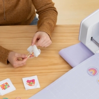 xTool C1 Color Cutter réalisant la découpe de motifs imprimés