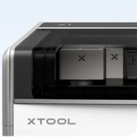 xTool X1 combinant la découpe CO2 et la gravure Galvo rapide