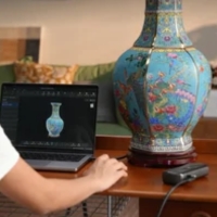 Revopoint Range 3 utilisant le suivi par caractéristiques géométriques pendant le scan 3D